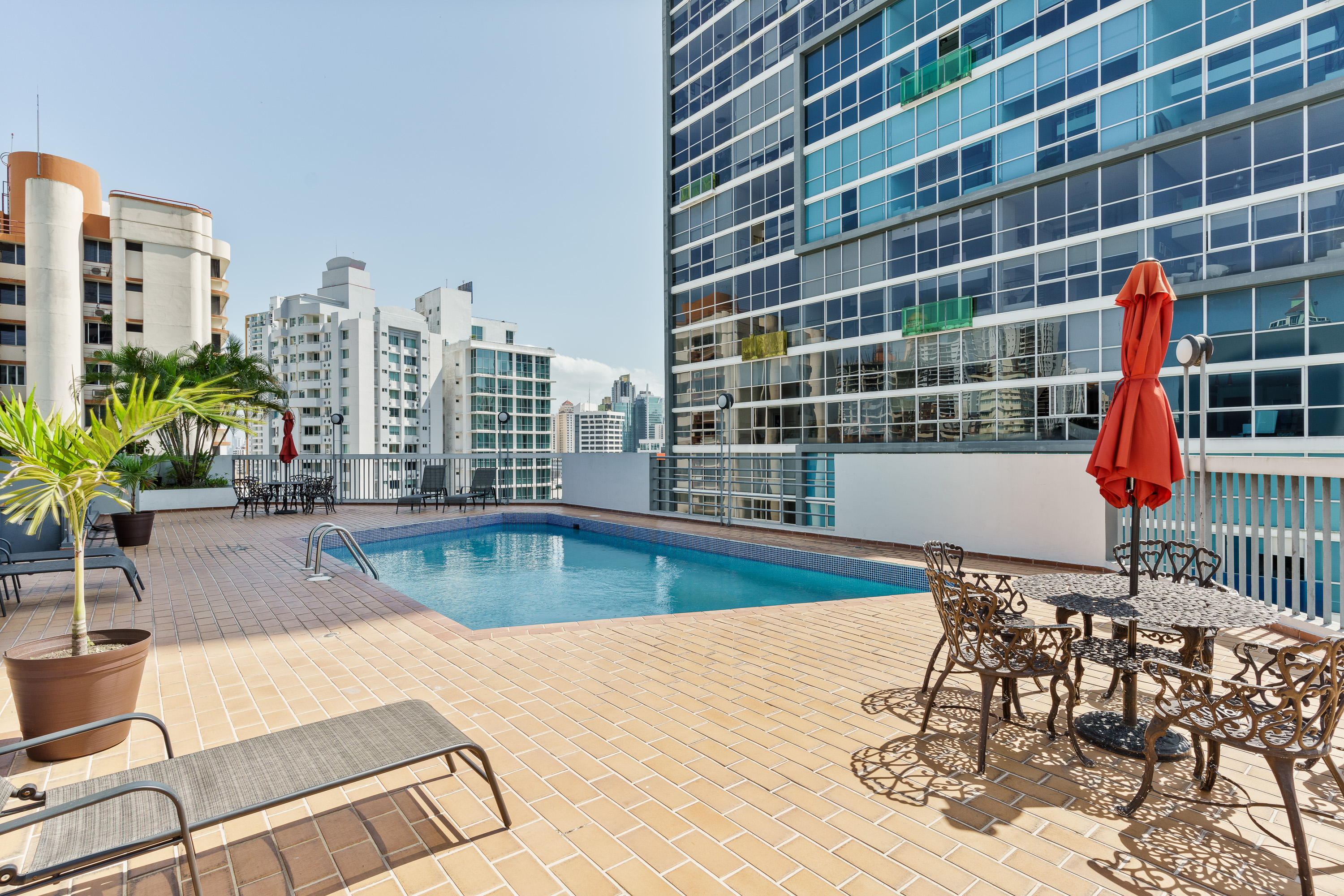 Бассейн и зона отдыха на крыше